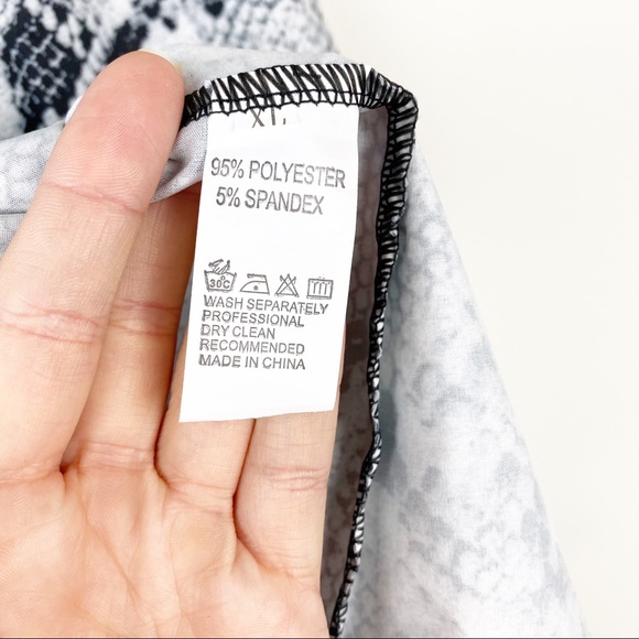 NWOT Snakeskin Print V Neck Tank Top - Picture 4 of 6